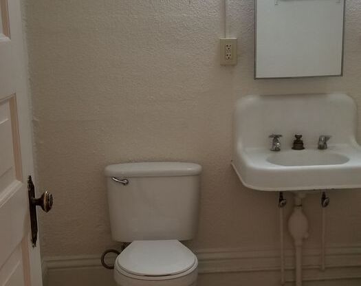 2 beds, 2 baths, 525 sqft, $695, Unit 230