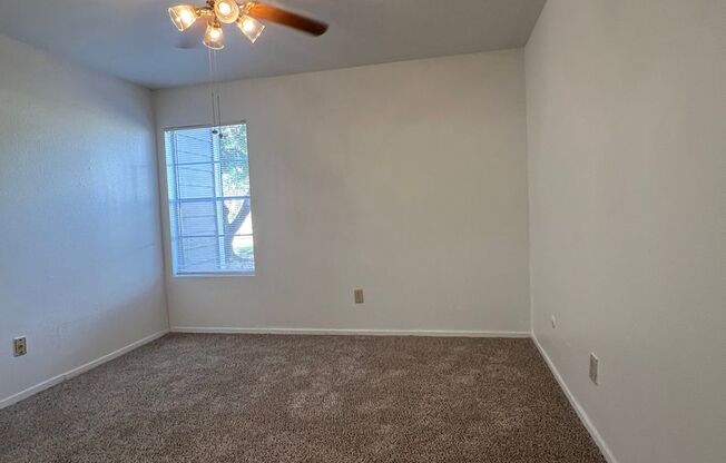 1 bed, 1 bath, 660 sqft, $950, Unit 215