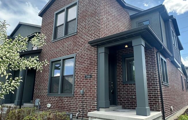 GET THE FIRST MONTHS RENT FOR FREE!!!
