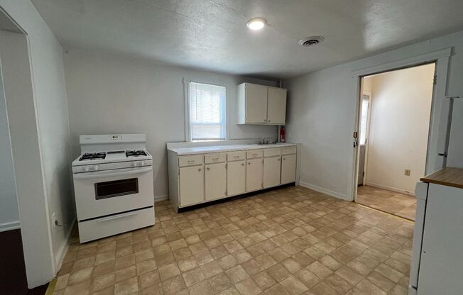 3 beds, 1 bath, $2,085, Unit 3 bed