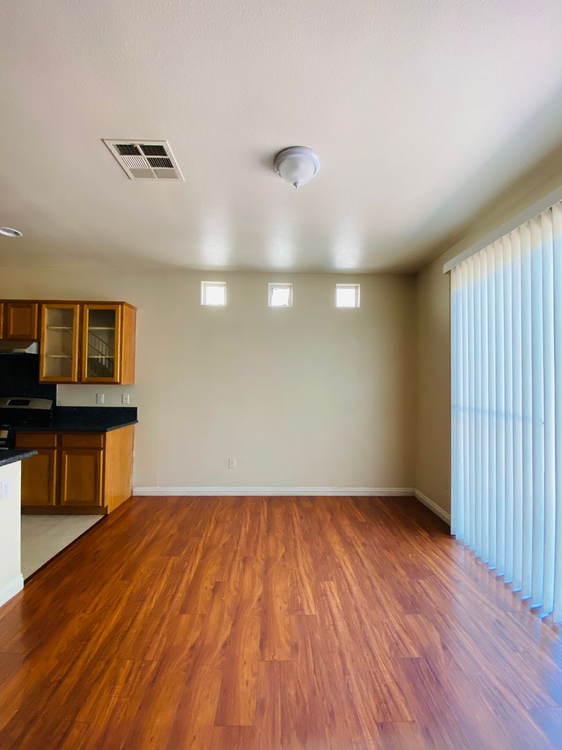 GATED COMMUNITY, BEAUTIFUL 2 STORY HOME! ONE BEDROOM DOWNSTAIRS, LAMINATE WOOD FLOORING THROUGHOUT HOME, CLOSE TO SHOPPING CENTERS! MUST SEE!! HOME TO BE PROFESSIONALLY CLEANED BEFORE MOVE IN.