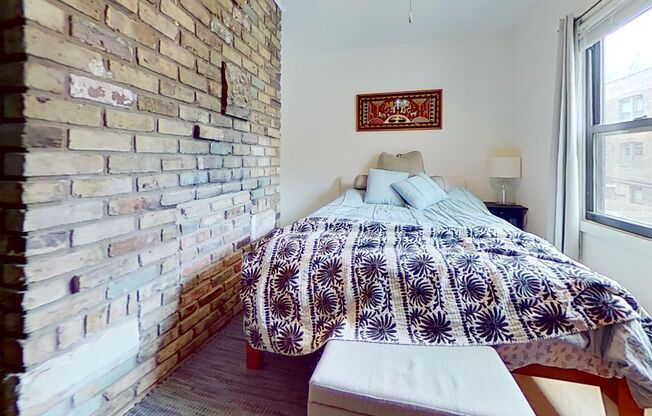 Top Floor East Lakeview One Bedroom