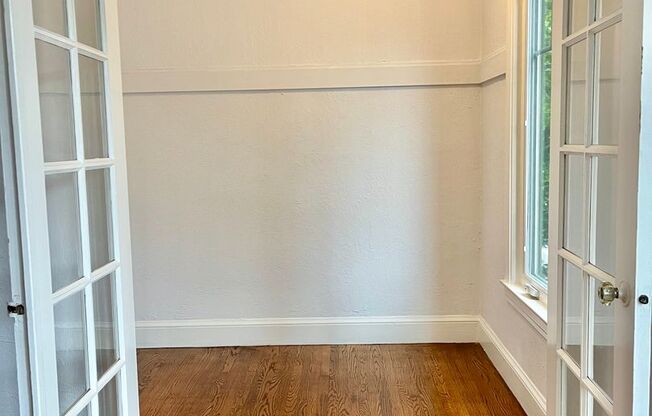 Charming 1 Bedroom Flat with a separate office in Boutique 4 unit Building