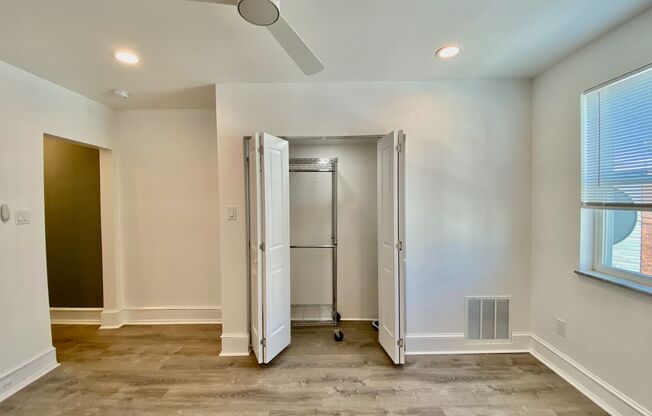 Studio, 1 bath, $1,100, Unit 2nd fl