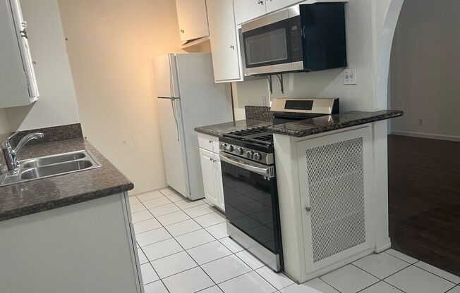 1 bed, 1 bath, 725 sqft, $2,299, Unit 01 04