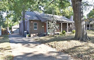 Remodeled bungalow in the heart of Mid-town