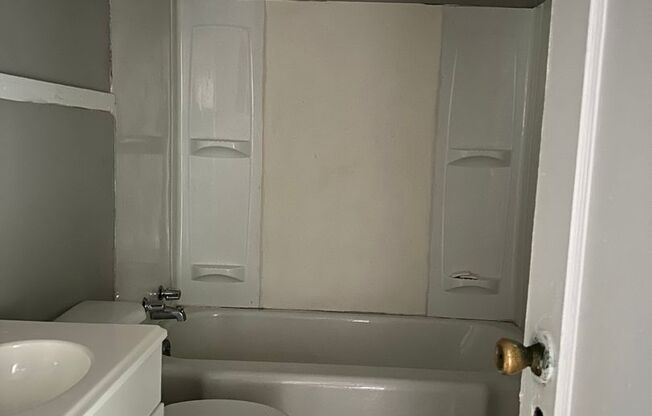 2 beds, 1 bath, 800 sqft, $800