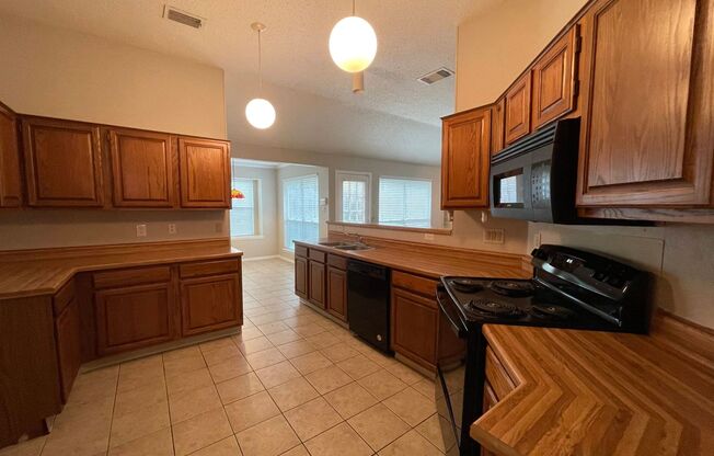 CUTE 3 BEDROOM HOME ON CUL-DE-SAC WITH LARGE BACK YARD*FRESH INTERIOR PAINT*2 CAR GARAGE*FIREPLACE IN LIVING*GARDEN TUB W/ SEPARATE SHOWER*2 EATING AREAS*SPLIT MASTER BEDROOM*EASY ACCESS TO RANDOLPH AFB, FT. SAM, & FORUM SHOPPING