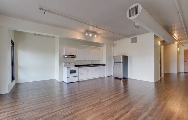 1 bed, 1 bath, 726 sqft, $2,350, Unit 1023-304