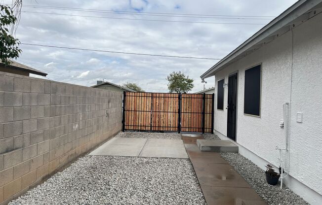 2 beds, 1 bath, 740 sqft, $1,225, Unit 2912 E Roeser Rd. #2