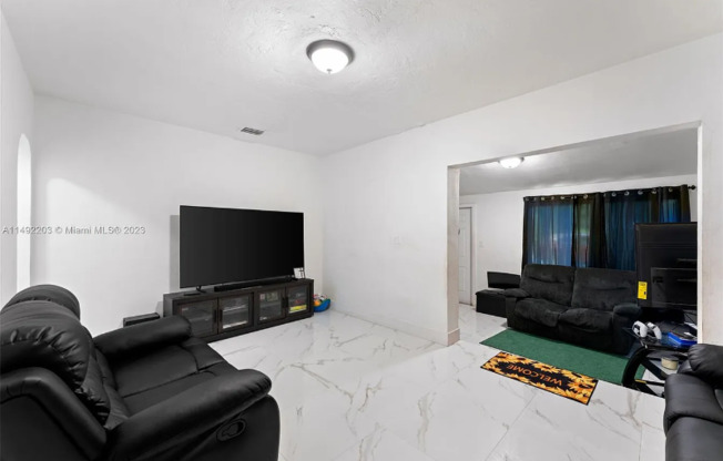 2251 NW 94 ST