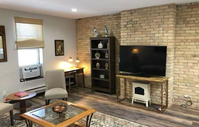 NEWLY RENOVATED APARTMENT IN HISTORIC ELLIOT PARK