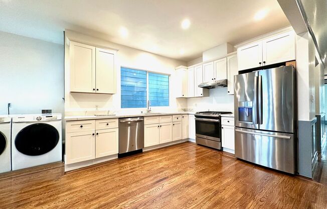 Large, Elegant Home Near USF w/ 6BR, 3BA Laundry, Yard, More!