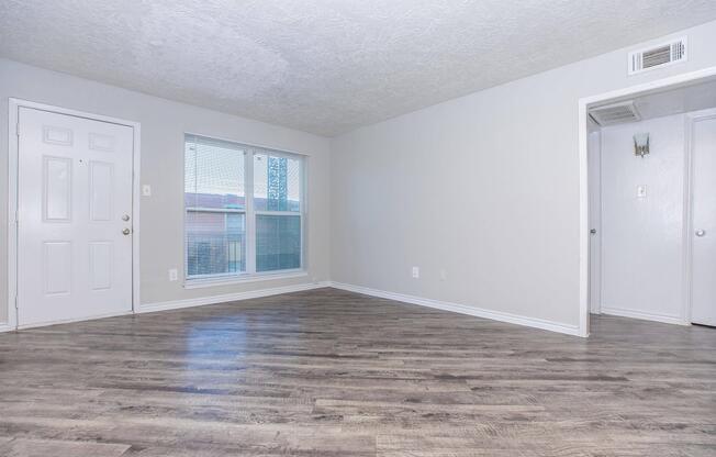 2 beds, 1 bath, 880 sqft, $943