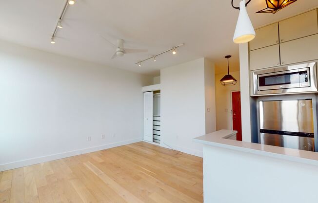Modern Studio Apartment in Historic Building-Dupont Circle, Roof top, Updated Studio, Bright/Sunny!