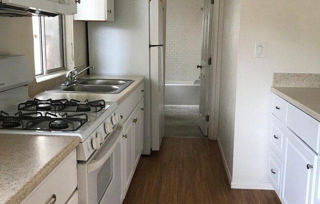 2 beds, 1 bath, $4,000, Unit B