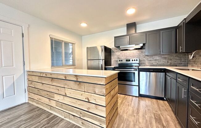 2 beds, 1 bath, 695 sqft, $1,555, Unit 2