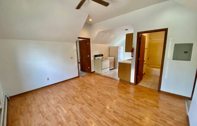 3 beds, 1 bath, $1,450, Unit 3