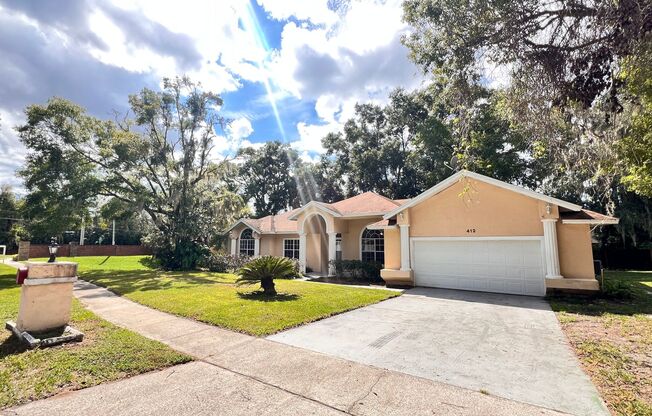 BEAUTIFUL 3 Bed and 2 Bath home in APOPKA!!