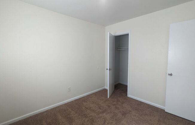 2 Bedroom 1 Bathroom Apartment w/ Washer/Dryer hookups