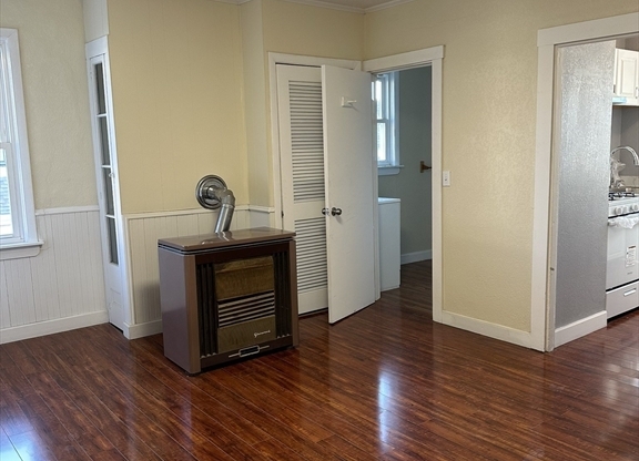 3 beds, 1 bath, 1,100 sqft, $1,800, Unit 2S