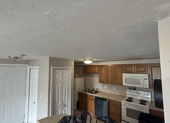 2 beds, 2 baths, 1,050 sqft, $1,800, Unit D61