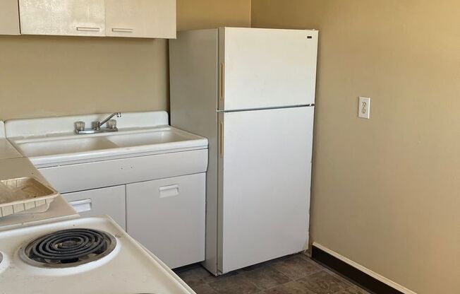 2 beds, 1 bath, $1,200, Unit 14