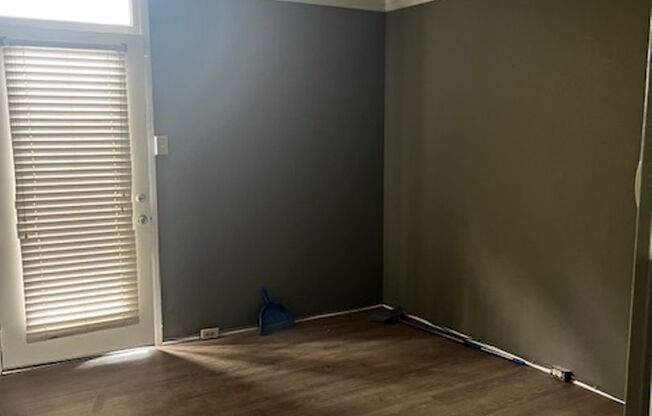 North gates of LSU on Highland near the Chimes! Gated 2br!