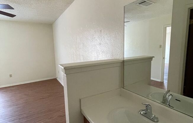 2 beds, 2 baths, 889 sqft, $1,550, Unit Unit B