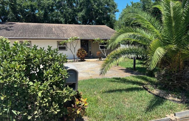 Quaint yet spacious 2/1 duplex avaliable furnished or unfurnished