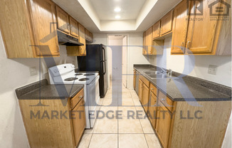 2Bed/1.5Bath Ground Floor Townhouse at Glendale Ave/27th Ave! Ready for Immediate Move-In! -- GARAGE!