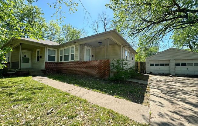 Cozy 2-bedroom 1-bathroom duplex Located in Tulsa!