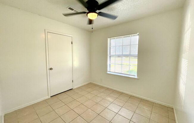 3 beds, 1 bath, $1,100