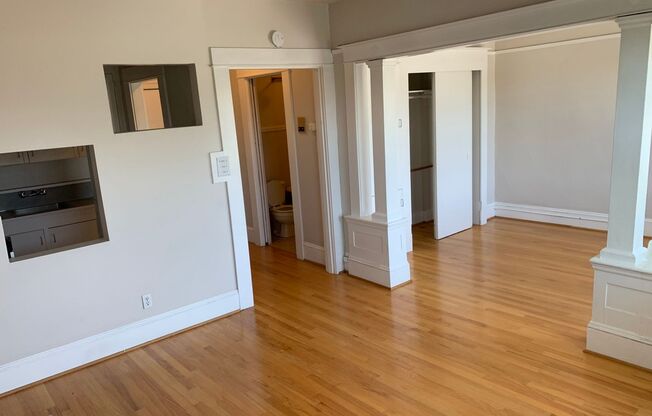 Studio, 1 bath, 450 sqft, $1,195, Unit 306