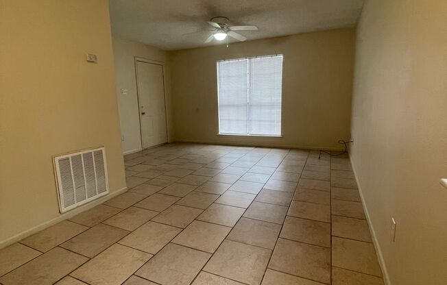 2 beds, 1.5 baths, 900 sqft, $825, Unit C