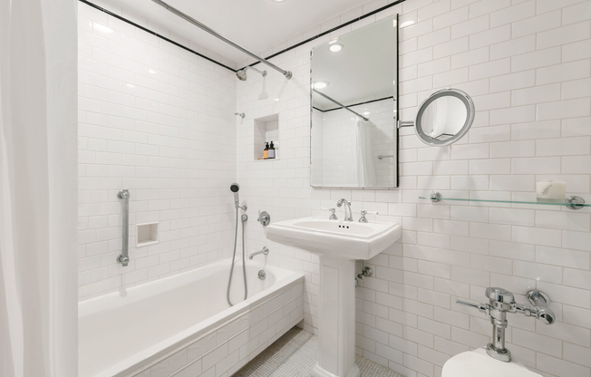 470 W 24 ST