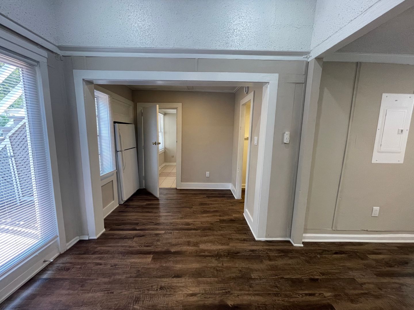 Cozy 1 Bedroom 1 Bath  Downstairs Unit Ready for Move-in ((New Vinyl Plank Flooring)) ~ Fantastic Fort Worth Location ~ Spacious Bedroom ~ Walk In Shower ~