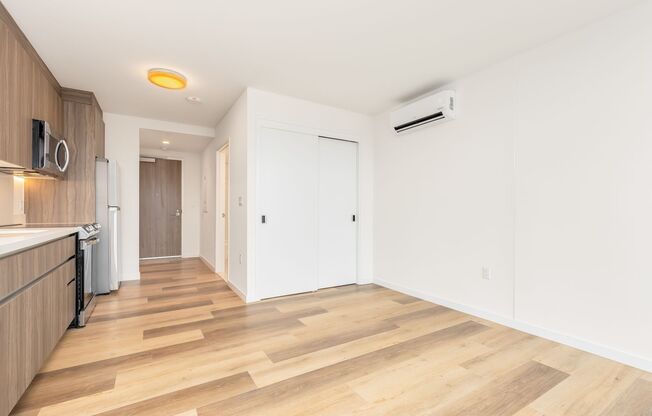 Urban Living w/Amenities - Studio w/1ba/1pkg PETS NEGOTIABLE!