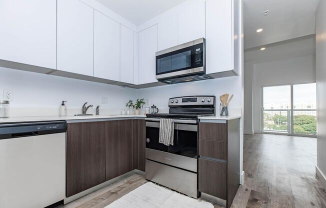 1 bed, 2 baths, 770 sqft, $2,400, Unit 402
