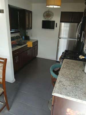 3 beds, 2 baths, $1,100, Unit ROOM 1