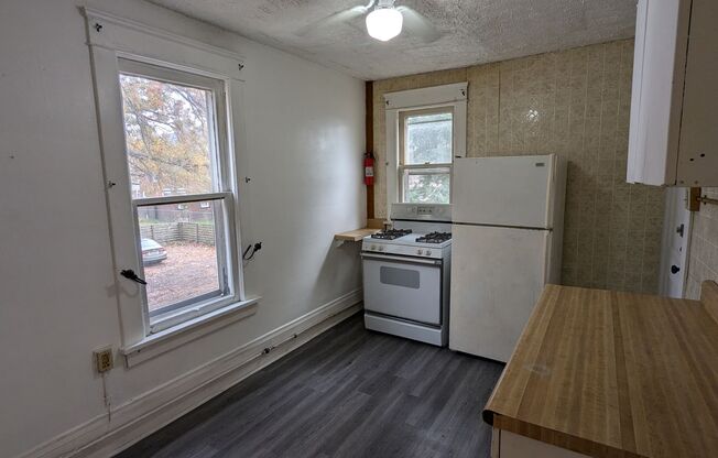 1 bed, 1 bath, $700, Unit 2