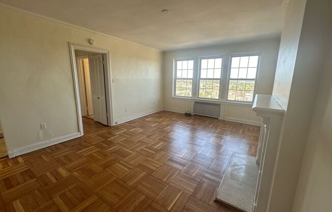 1 bed, 1 bath, 768 sqft, $1,400, Unit Royal York 807