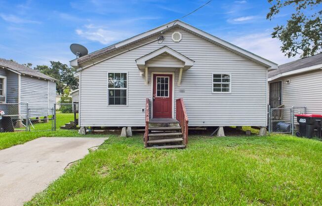 3 bed, 2 bath home now available in Lafayette!