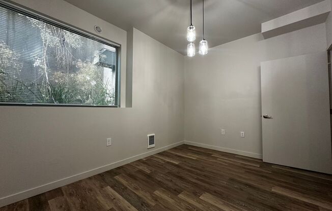 Studio, 1 bath, 275 sqft, $1,155, Unit 005
