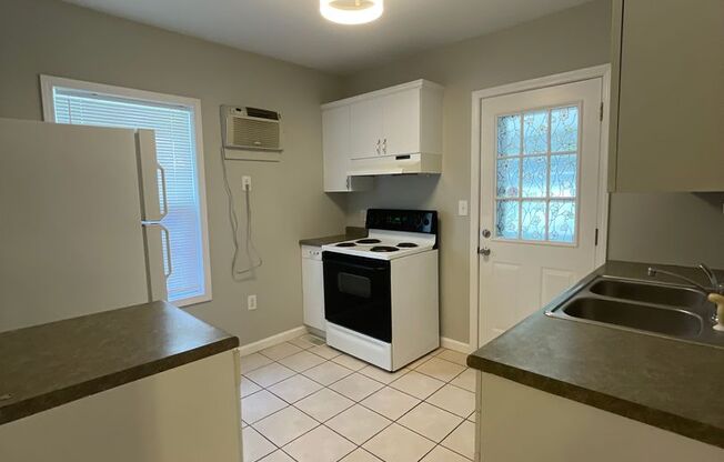 3 beds, 1 bath, $1,695, Unit B