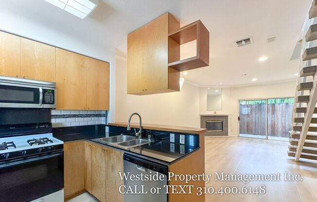 Townhouse Style 2BD/2.5BA Santa Monica Neighborhood