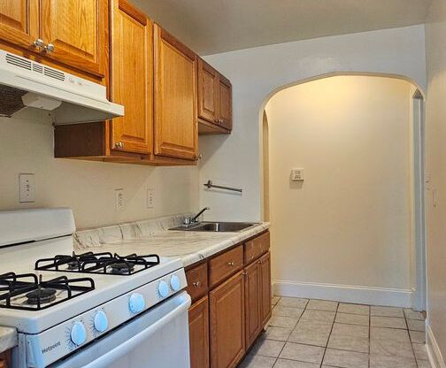 3 beds, 2 baths, 1,100 sqft, $1,915, Unit 105