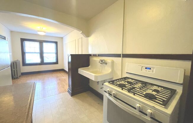 Studio, 1 bath, $875, Unit 3