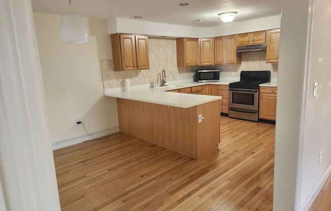 3 beds, 2.5 baths, $4,250, Unit UNIT 4