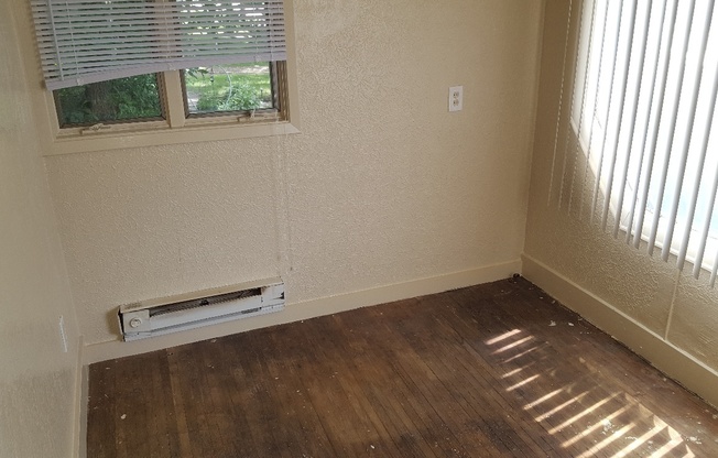 3 beds, 1 bath, $700, Unit Apt. # 4